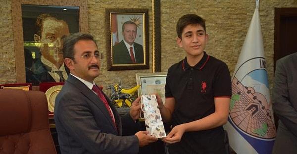 İl Milli Eğitim Müdürü Celalettin Ekinci, hem babasına yardım eden hem de başarısıyla Türkiye birincilerinden olan Akif Bayam'ı çalıştığı lokantada ziyaret etti.