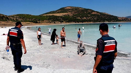 Vatandaşlar, 'Çamuru Cilde İyi Geliyor' Diyerek Salda Gölü Sahilinde Çukurlar Açmaya Başladı!