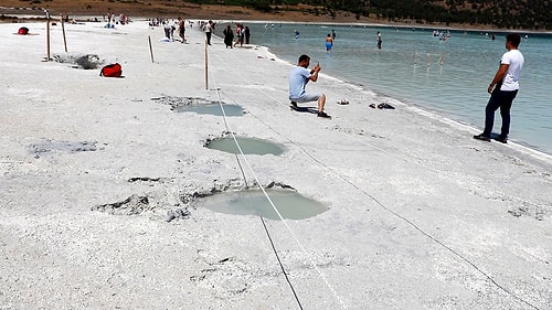 Vatandaşlar, 'Çamuru Cilde İyi Geliyor' Diyerek Salda Gölü Sahilinde Çukurlar Açmaya Başladı!