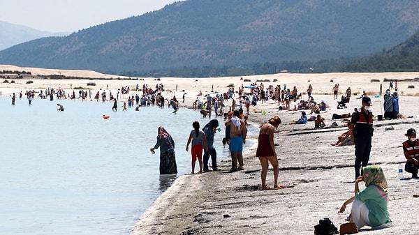 Salda Gölü’nü 1 Haziran’dan bu yana 250 bine yakın yerli ve yabancı turist ziyaret etti.