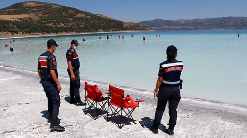 Vatandaşlar, 'Çamuru Cilde İyi Geliyor' Diyerek Salda Gölü Sahilinde Çukurlar Açmaya Başladı!