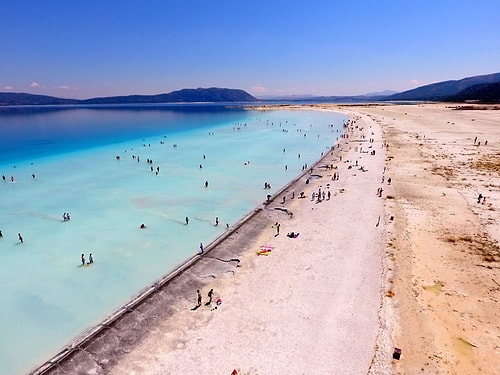 Vatandaşlar, 'Çamuru Cilde İyi Geliyor' Diyerek Salda Gölü Sahilinde Çukurlar Açmaya Başladı!