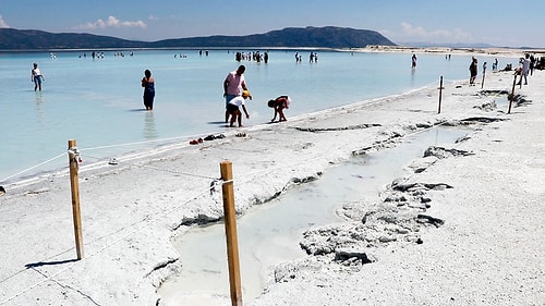 Vatandaşlar, 'Çamuru Cilde İyi Geliyor' Diyerek Salda Gölü Sahilinde Çukurlar Açmaya Başladı!