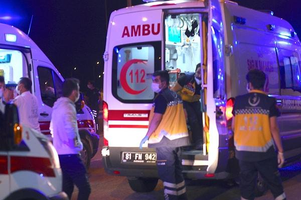 Kazadan sonra çevredeki vatandaşların yardımı ve kendi imkanları ile araçtan çıkan 3 sağlık personeli ile bir hasta olay yerine gelen ambulanslarla hastaneye kaldırıldı.