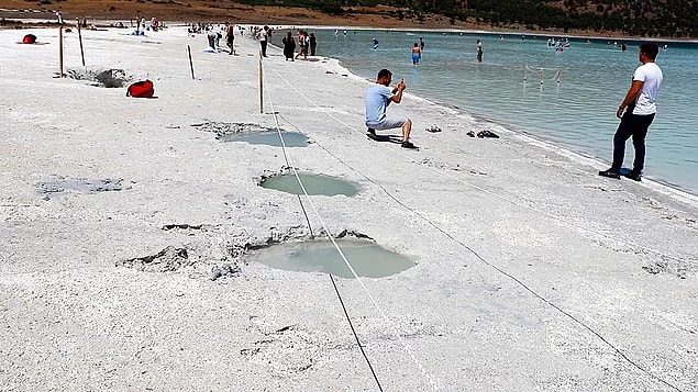 14. Vatandaşlar tarafından 'Çamuru cilde iyi geliyor' denilerek Salda Gölü'nde çukurlar açılması...