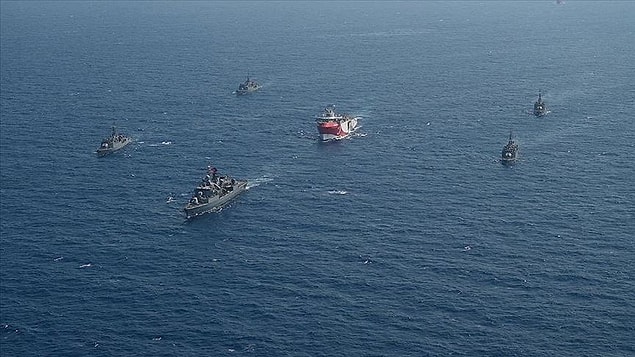 Türkiye tepkilere rağmen sismik araştırma gemilerini fırkateynlerin koruması altında Doğu Akdeniz'e gönderdi.