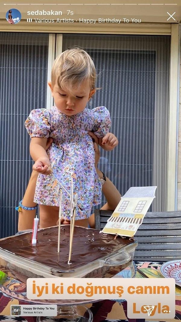 Şimdi de 1 yaşına giren kızı Leyla için düzenlediği doğum günü etkinliği konuşuluyor. Pastanın borcamda olması, aile arasında samimi bir şekilde doğum gününün kutlanması insanların çok hoşuna gitti, herkes hayran kaldı.