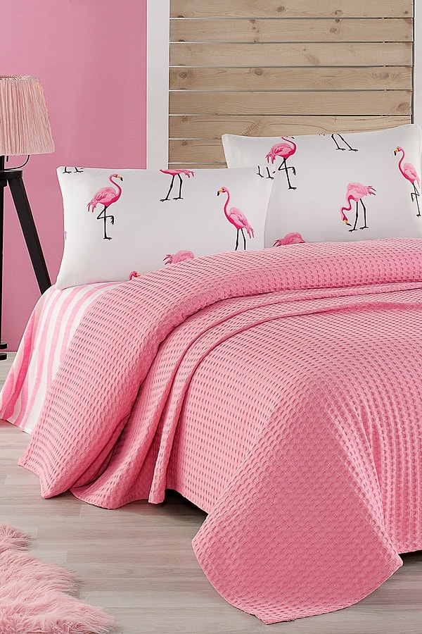 8. Pembe sevmeyene bile kendini sevdirecek şirinlikte bir pike takımı bu bence.