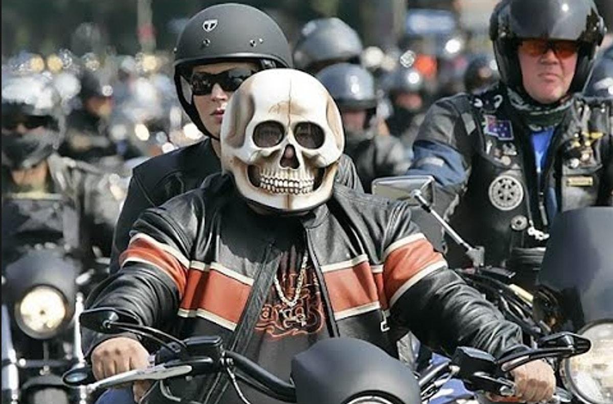 Байкеры цена. Шлем Харлей Дэвидсон. Шлем мотоциклетный Харлей. Каска байкера. Мотоциклетный шлем череп.