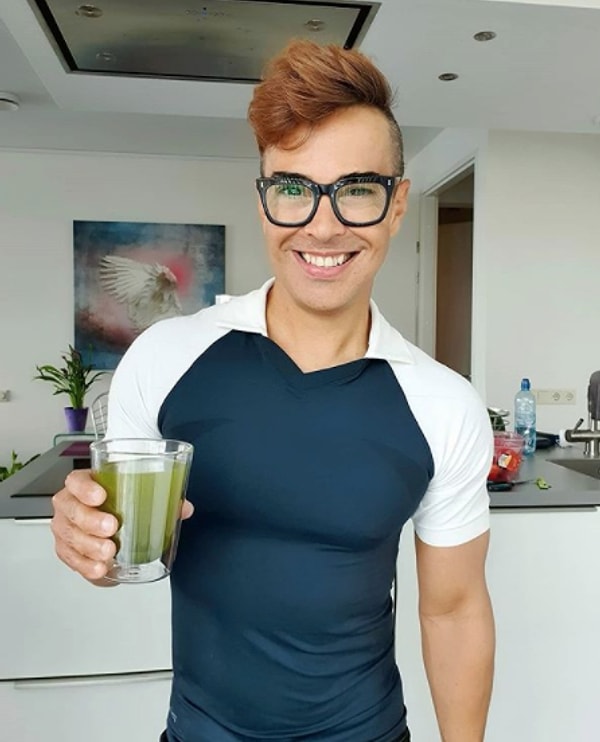 53-летний Эдсон говорит, что никогда в жизни не делал пластических операций. Он также рассказывает, что не употребляет сахар, обработанные продукты и картофель фри, и в то же время он никогда не употреблял сигареты или наркотики на протяжении всей своей жизни.