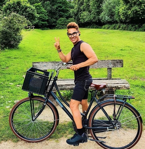 «Я никогда не делал пластических операций. Своей молодой внешностью я обязан натуральным продуктам, я ем много фруктов и овощей и пью много воды».