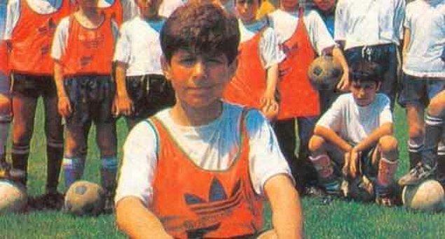 Futbola, 1990 yılında Zeytinburnuspor altyapısında adım atan Emre, yeteneğiyle kısa sürede fark edildi.