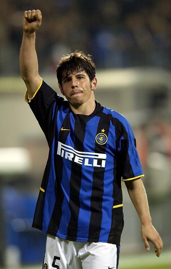 Bu başarılardan sonra Avrupa'nın önemli ekiplerinin transfer listesine giren Emre, tercihini Inter'den yana kullandı.