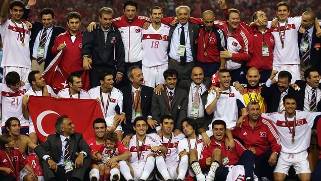 Ay-yıldızlı ekibin en büyük başarıları, 2002 FIFA Dünya Kupası üçüncülüğü ve 2008 Avrupa Futbol Şampiyonası yarı finali kadrolarında yer alan Emre, milli formayı 101 kez giydi.