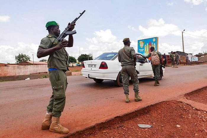 Mali'de Darbe Girişimi: Cumhurbaşkanı ve Başbakan Askerler Tarafından Alıkonuldu