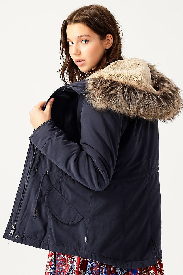 1. Bir sürü farklı renk seçeneği bulunan kışlık montun fiyatı 430 TL'den 135 TL'ye düşmüş.