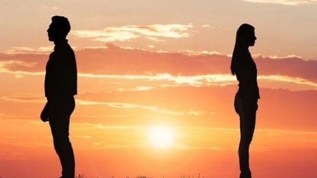 Eski sevgilinin yeni sevgili yaptığını öğrendin, onu rezil rüsva edip çenesini kapatacak önemli bir sırrı biliyorsun. Ne yaparsın?