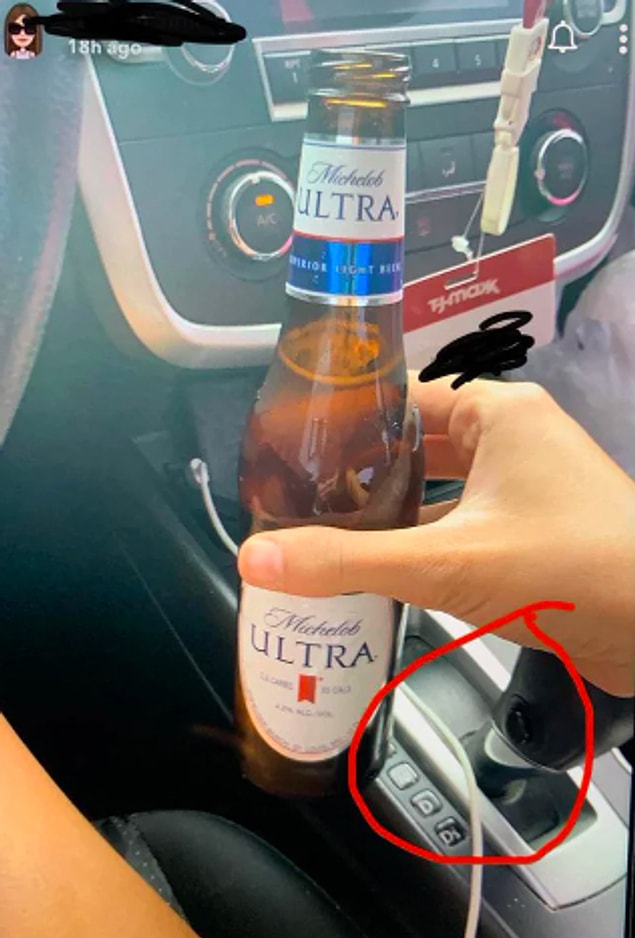 16. "Araba kullanırken alkol alıyor. Bundan sonra paylaştığı fotoğrafta da 3 yaşındaki kızı arka koltukta oturuyordu."