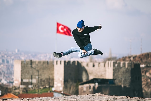 Red Bull BC One Cypher Türkiye jürilerinden B-Boy Hong 10, Ankara silüetini arkasına alarak poz veriyor