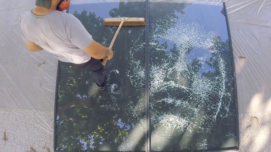 Çekiç ile Cam Üzerinde Çatlaklar Oluşturarak İnanılmaz Portreler Yapan Sanatçı