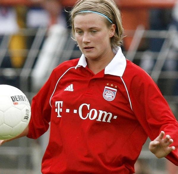 Krüger, eski bir profesyonel futbolcuydu ve Bayern ile ilk çıkışını 2004'te yaptı. Ancak, kendisini liderlik tarafına adamak için çok genç emekli oldu.