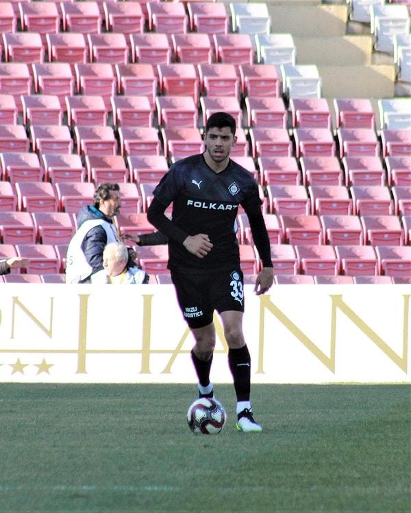 Aynı yıl TFF 3. Lig temsilcisi Karacabey Belediyespor'a kiralanan genç futbolcu ilk profesyonel karşılaşmasına bu takımda 8 Eylül 2018'de Muğlaspor karşısında çıktı.