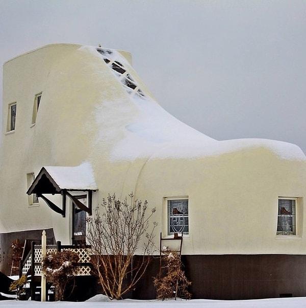 6. Büyük bir pabuç şeklinde inşa edilen bu ev: