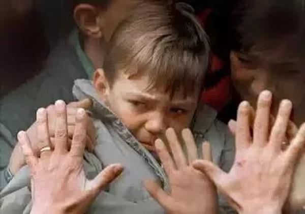 2. Eşi ve çocuklarını Bosna'dan gönderen bir babanın otobüs camındaki elleri, 1992.
