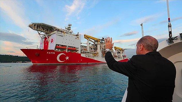 Cumhurbaşkanı Recep Tayyip Erdoğan, günler öncesinden ip uçlarını verdiği müjdeyi bugün açıkladı. Erdoğan, "Türkiye tarihinin en büyük doğalgaz keşfini Karadeniz'de gerçekleştirdi. Fatih sondaj gemimiz 20 Temmuz 2020'de başladığı Tuna 1 Kuyusu sondajında 320 milyar metreküp doğal gaz rezervi keşfetmiş durumda" dedi.