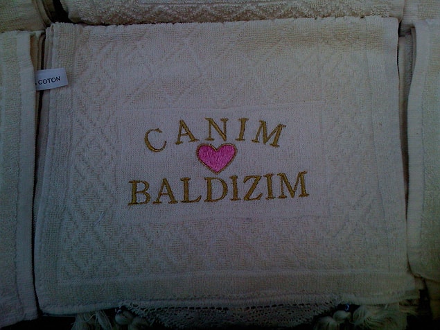 24. Mola yerindeki alışveriş merkezinde "Canım X" havlusu satan adam.