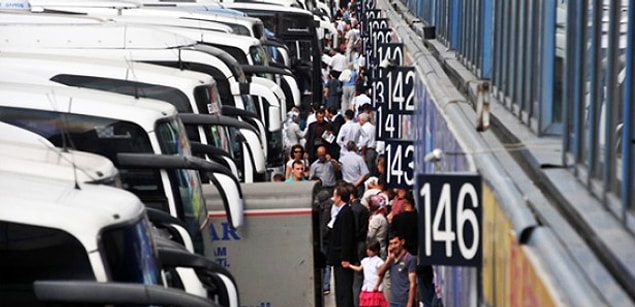 41. Terminalde durmadan "Tanımadığınız kişilerden yiyecek ve içecek ikramlarını kabul etmeyin!" diyen anonsçu.