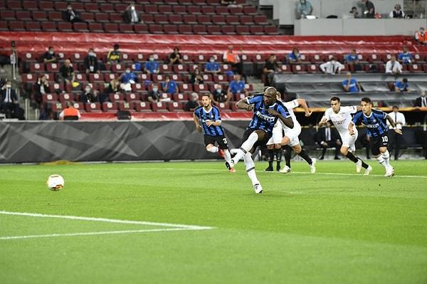 3. dakikada ani gelişen atakta açık alanda topla buluşan Lukaku, geçtiği Diego Carlos tarafından ceza sahasında düşürüldü. Hakem Makkelie bunun üzerine penaltı noktasını işaret etti. Topun başına geçen Lukaku, 5. dakikada Inter'i 1-0 öne geçirdi.