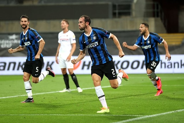 36. dakikada skora yine denge geldi. Brozovic'in kullandığı serbest vuruşta topa iyi yükselen Godin, kafa vuruşuyla Inter'in soyunma odasına 2-2 eşitlikle gitmesini sağladı.