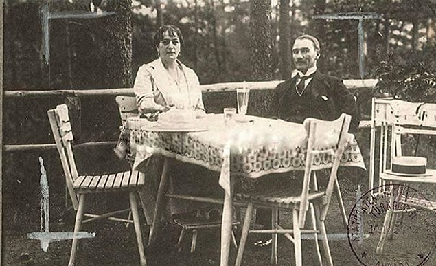 Atatürk günlüğünde bu konuların içinde neredeyse en çok kadın, erkek ilişkisine değinmiş görünür. Bunun asıl sebebi ise orada katıldığı bütün davetlerde kadın ve erkeğin hep bir arada olması olabilir ve Gazi, kıyas yapmaktan alıkoymaz kendisini, şöyle der: