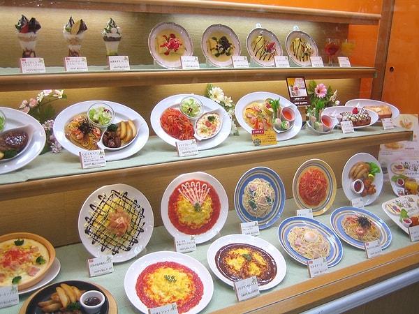 13. Japonya'da çoğu restoranın vitrini bulunur ve menüdeki yemeklerin maketleri bulunur.