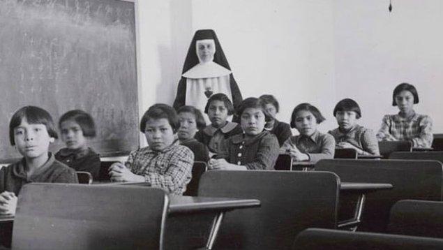 11. Normal bir okula ait gibi görünen bu fotoğraflar Kanada'dan. Amerikan yerlilerinin çocukları asilime ediliyorlar.