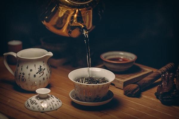 15. Japonya'da misafire çay ikram etmek misafir için ''kalkma zamanının'' geldiğini belirtir.