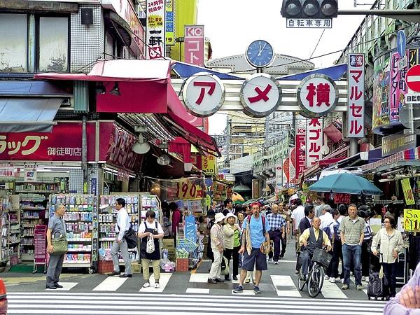 16. Japonya'da sokakta dondurma hariç bir şey yiyip içmek sokaktakilere saygısızlık olarak görülür.