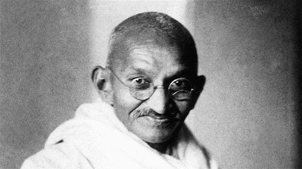 Gandhi, ihtiyacı olanlara kendi gözlüklerini vermesiyle de tanınıyordu.