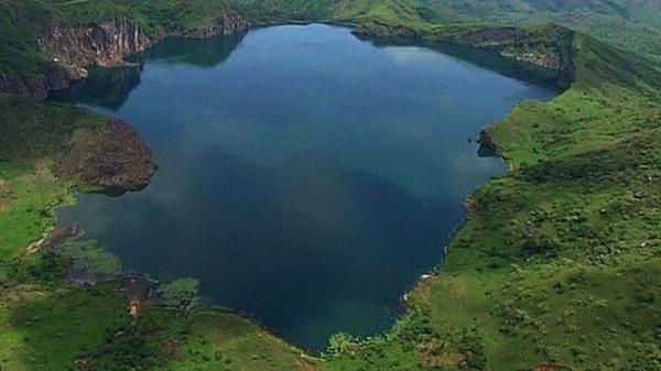 Tarihler 21 Ağustos 1986 yılını gösterdiğinde, Kamerun'da sönmüş bir volkan krateri olan Nyos Gölü'nde dünyada daha önce hiç görülmemiş bir olay yaşandı.