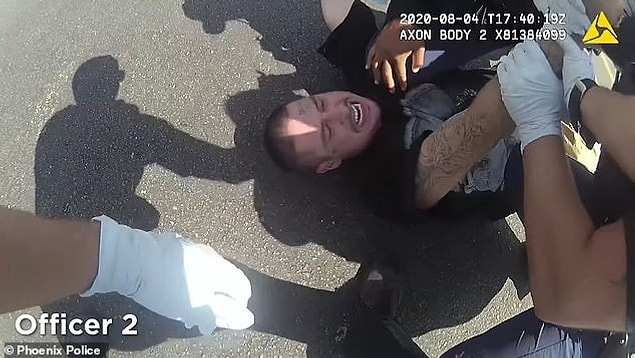 Polislerin vücut kamerası tarafından çekilen görüntülerde, Lopez'in kaçtığı ve polis memuruna şişe fırlattığı görüldü.