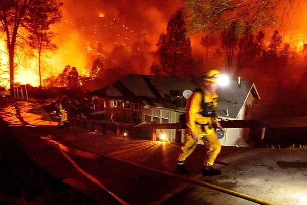 Newsom, Kalifornia eyaletinde uzun yıllardır bu ölçekte bir yangınla karşı karşıya kalmadıklarını 560 ayrı noktada devam eden yangının eyaletin itafiye personeli olanaklarının çok üzerinde olduğunu söyledi.