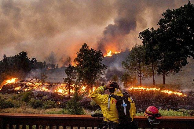 Newsom, Cuma günü etki alanını iki katı artıran yangınlarla ilgili olarak şu ana kadar 10 binlerce kişinin evlerini terk etmek zorunda kaldıklarını çok sayıda evin de yanıp kül olduğunu belirtti.