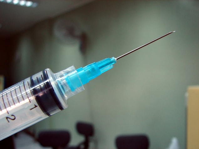 İğnenin ölümcül bir amacı olsa da son dakikada idamdan vazgeçilmesi ya da yanlışlıkla bir görevlinin iğne ile temas etmesi durumuna karşılık iğne ve ekipmanlar sterilize edilir.