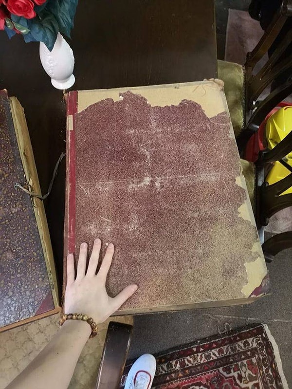 3. «Эта книга в 16 раз больше мужской руки».