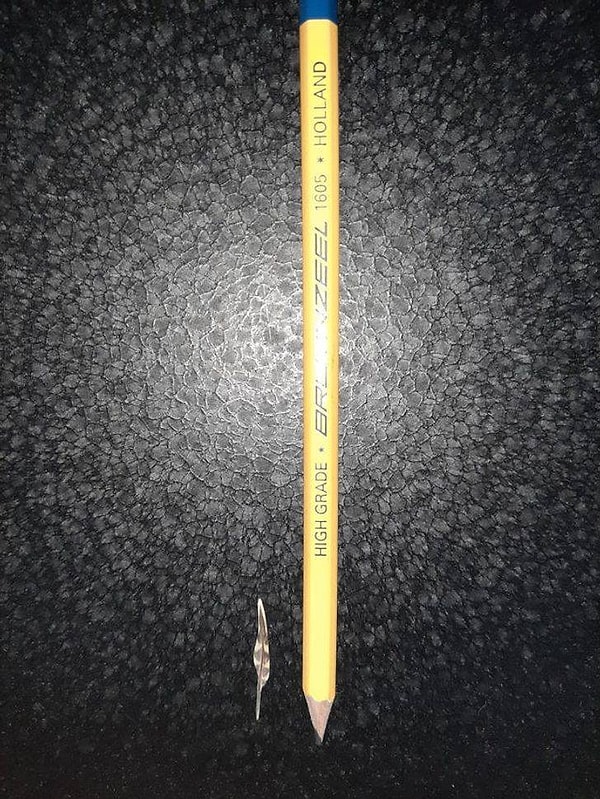 9. «Крохотное птичье перышко по сравнению с карандашом»