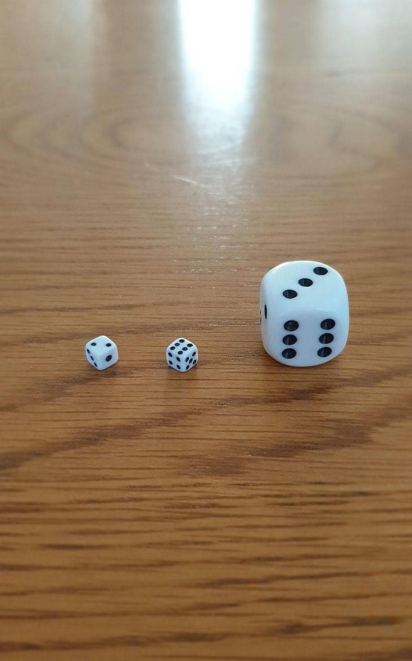 17. «Нашел крошечные кубики. Вот для справки кубик нормального размера".