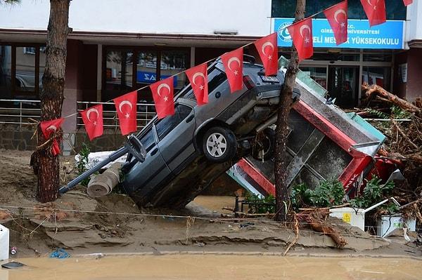 Sel sonucu 3'ü Dereli'de, 4'ü Doğankent'te, 10'u Yağlıdere'de olmak üzere 17 bina yıkıldı, bu üç ilçede toplamda 361 bina hasar gördü.