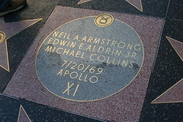 6. Neil Armstrong ve diğer Apollo 11 astronotlarının isimleri Hollywood Yıldızlar Geçidi'ne yıldız yerine Ay şeklinde işlenmiştir.