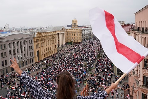 Belarus Lideri Lukaşenko'dan Protestoculara Otomatik Silahla Gözdağı